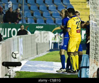 11/01/2011. Fußball - Spanien - Levante UD vs. Alcorcon - Levante von Valencia, Valencia, Spanien Copa del Rey gewinnen 4: 0 im zweiten Spiel des Förderwettbewerbs Ausscheidungsspiele gegen 2. Division Team Alcorcón und geht in die nächste Runde - Alcorcon Spieler will den Ball und Levante Spieler wirft es ein Stockfoto