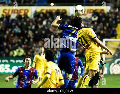 11/01/2011. Fußball - Spanien - Levante UD vs. Alcorcon - Levante von Valencia, Valencia, Spanien Copa del Rey gewinnen 4: 0 im zweiten Spiel des Förderwettbewerbs Ausscheidungsspiele gegen 2. Division Team Alcorcón und geht in die nächste Runde - Spieler Duell um den ball Stockfoto