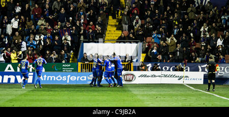 11/01/2011. Fußball - Spanien - Levante UD vs. Alcorcon - Levante von Valencia, Valencia, Spanien Copa del Rey gewinnen 4: 0 im zweiten Spiel des Förderwettbewerbs Ausscheidungsspiele gegen 2. Division Team Alcorcón und geht in die nächste Runde - Levante UD-Spieler feiern 2. Ziel Stockfoto