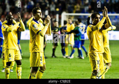 11/01/2011. Fußball - Spanien - Levante UD vs. Alcorcon - Levante von Valencia, Valencia, Spanien Copa del Rey gewinnen 4: 0 im zweiten Spiel des Förderwettbewerbs Ausscheidungsspiele gegen 2. Division Team Alcorcón und geht in die nächste Runde - Alcorcon Spieler zu ihren Fans dankbar zu sein, nach t Stockfoto