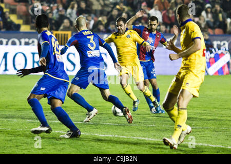 11/01/2011. Valencia, Spanien Copa del Rey, Fußball - Spanien - Levante UD vs. Alcorcon - Levante von Valencia, 4: 0 Sieg im zweiten Spiel des Förderwettbewerbs Ausscheidungsspiele gegen 2. Division Team Alcorcón und geht in die nächste Runde - Spieler aus Alcorcon Pentetrates Gegner Bereich Stockfoto