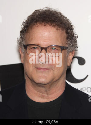 12. November 2011 kommt - Los Angeles, Kalifornien, USA - ALBERT BROOKS für die MOCA Gala 2011. (Kredit-Bild: © Lisa O'Connor/ZUMAPRESS.com) Stockfoto