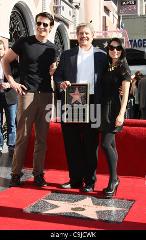 GORAN VISNJIC & JOHN WELLS & LUCY LIU JOHN WELLS GEEHRT MIT EINEM STERN AUF DEM HOLLYWOOD WALK OF FAME HOLLYWOOD LOS ANGELES CALIF Stockfoto