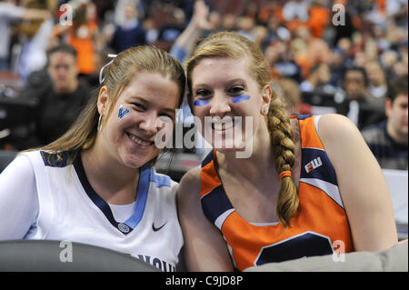 11. Januar 2012 - Philadelphia, Pennsylvania, USA - A paar Nova und Syrakus-Fans. In einem Big East Match-up gespielten an das Wells Fargo Center in Philadelphia, Pennsylvania. Villanova Wanderwege Syrakus in der Mitte mit einem Score von 43-24. (Kredit-Bild: © Mike McAtee/Southcreek/ZUMAPRESS.com) Stockfoto