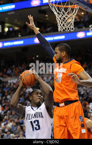 11. Januar 2012 - Philadelphia, Pennsylvania, USA - Villanova Wildcats vorwärts-/Mitte Mouphtaou Yarou (13) mit dem Ball von Syracuse Orange vorwärts James Southerland (43) bewacht. In einem Big East Match-up gespielten an das Wells Fargo Center in Philadelphia, Pennsylvania. Villanova Routen in Syrakus Stockfoto