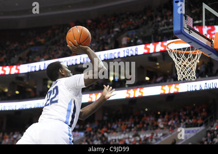 11. Januar 2012 - Philadelphia, Pennsylvania, USA - Villanova Wildcats nach vorne fällt nach vorn JayVaughn Pinkston (22) während der Dreharbeiten. In einem Big East Match-up gespielten an das Wells Fargo Center in Philadelphia, Pennsylvania. Villanova Wanderwege Syrakus in der Mitte mit einem Score von 43-24. (Kredit-Bild: © Stockfoto