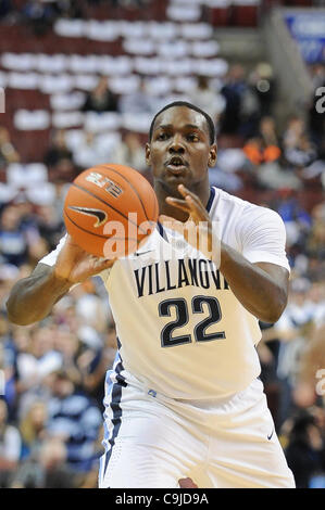 11. Januar 2012 - geht Philadelphia, Pennsylvania, USA - Villanova Wildcats vorwärts JayVaughn Pinkston (22) der Ball. In einem Big East Match-up gespielten an das Wells Fargo Center in Philadelphia, Pennsylvania. Villanova Wanderwege Syrakus in der Mitte mit einem Score von 43-24. (Kredit-Bild: © Mike McAtee/S Stockfoto