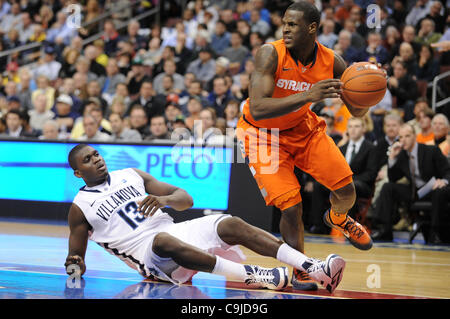 11. Januar 2012 - Forward/Center Philadelphia, Pennsylvania, USA - Villanova Wildcats Wache Tyrone Johnson (3) mit dem Ball über Villanova Wildcats dribbelt Mouphtaou Yarou (13). In einem Big East Match-up gespielten an das Wells Fargo Center in Philadelphia, Pennsylvania. Villanova Routen in Syrakus Stockfoto