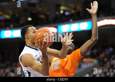 11. Januar 2012 - Philadelphia, Pennsylvania, USA - Villanova Wildcats bewachen Dominic Cheek (23) mit dem Ball von Syracuse Orange Center Baye Moussa Keita (12) bewacht. In einem Big East Match-up gespielten an das Wells Fargo Center in Philadelphia, Pennsylvania. Villanova Routen in der Mitte von Syrakus Stockfoto