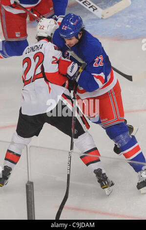 12. Januar 2012 - New York, New York, USA - New York Rangers center Brian Boyle (22) Hits Ottawa Senators rechten Flügel Erik Condra (22) während der zweiten Periode NHL Aktion zwischen den Ottawa Senators und den New York Rangers im Madison Square Garden. (Kredit-Bild: © Willen Schneekloth/Southcreek/ZUMAPRESS.co Stockfoto