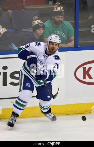 12. Januar 2012 - übergibt Saint Louis, Missouri, USA - Vancouver Canucks Verteidiger Aaron Rome (29) den Puck während eines NHL-Spiels zwischen den Vancouver Canucks und den St. Louis Blues im Scottrade Center in Saint Louis, Missouri. Die Canucks besiegte den Blues 3: 2 in der Overtime. (Kredit-Bild: © Scott K Stockfoto