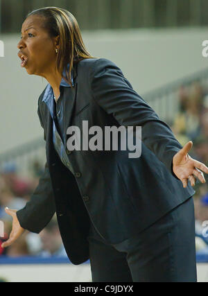 12. Januar 2012 - Newark, Delaware, Vereinigte Staaten von Amerika - 11.01.12 Newark DE: Universität von North Carolina Wilmington Damen Cheftrainer Cynthia Cooper-Dyke schreit Frust von der Seitenlinie in einem Colonial Athletic Association Conference Basketballspiel gegen Delaware Donnerstag, 1 Januar Stockfoto