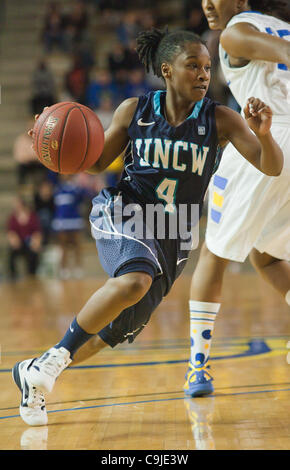 12. Januar 2012 - Newark, Delaware, Vereinigte Staaten von Amerika - 12.01.12 Newark DE: University of North Carolina Wilmington Sophomore Guard Alisha Andrews #4 fährt vorbei Delaware nach vorne #12 Danielle Parker in einem Colonial Athletic Association Konferenz Basketballspiel gegen The Fightin Blue Hens Stockfoto