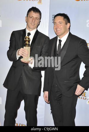 16. Januar 2011 - Beverly Hills, Kalifornien, USA - 16. Januar 2011 - Beverly Hills, California.USA - ATTICUS ROSS, TRENT REZNOR.poses im Drucksaal bei der 68. Golden Globe Awards. (Kredit-Bild: © MFL/ZUMAPRESS.com) Stockfoto