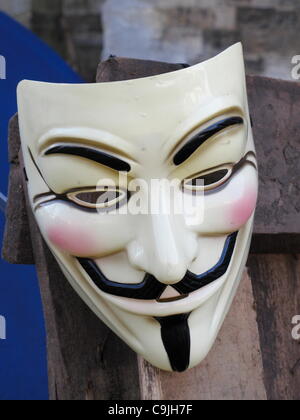 V wie Vendetta Maske Vee Symbol Kerl Fawkes auf die Demonstranten besetzen Exeter Besetzung nun gebeten worden, verlassen von Dom Beamten Stockfoto