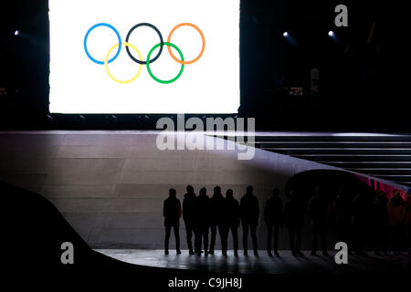 13. Januar 2012 - Innsbruck, Österreich - junge Interpreten vor das Olympische Symbol bei der Eröffnungsfeier stehen bei den 1. Youth Olympic Winter Games (Credit Bild: Marcello Farina/Southcreek/ZUMAPRESS.com ©) Stockfoto