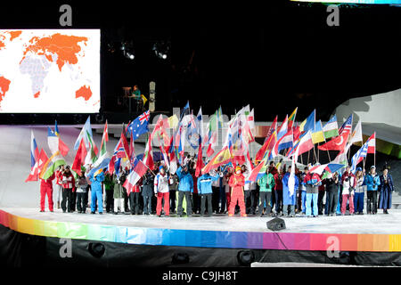 13. Januar 2012 - Innsbruck, Österreich - alle teilnehmende Nationen Flagge Beares an der Öffnung Zeremonie während der 1. Olympischen Jugend-Winterspiele (Credit Bild: Marcello Farina/Southcreek/ZUMAPRESS.com ©) Stockfoto