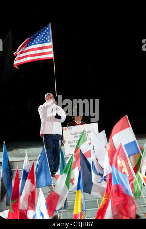 13. Januar 2012 - Innsbruck, Österreich - USA Flagge Träger Bobsleight Athlet Jake Peterson an der Öffnung Zeremonie während der 1. Olympischen Jugend-Winterspiele (Credit Bild: Marcello Farina/Southcreek/ZUMAPRESS.com ©) Stockfoto