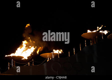 13. Januar 2012 - Innsbruck, Österreich - Olympisches Feuer brennt in den Kessel an der Öffnung Zeremonie während der 1. Olympischen Jugend-Winterspiele (Credit Bild: Marcello Farina/Southcreek/ZUMAPRESS.com ©) Stockfoto