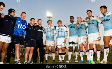 14/01/2011. Valencia, Spanien Amlin Europacup - Rugby - La Vila Joiosa vs. Verkauf Haifische (Manchester) Sale Sharks machte einen leichten Sieg gegen La Vila Joyosa 10 69 - Verkauf Haie Trainer im Gespräch mit den Spielern nach ihren Teamsieg Stockfoto