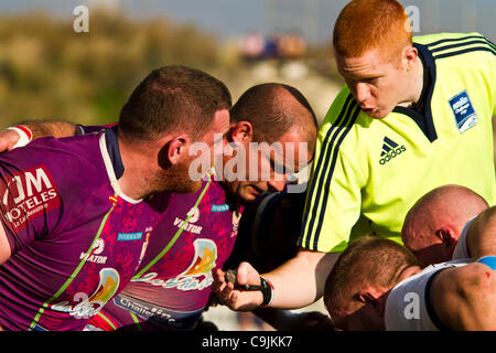 14/01/2011. Valencia, Spanien Amlin Europacup - Rugby - La Vila Joiosa vs. Verkauf Haifische (Manchester) Sale Sharks machte einen leichten Sieg gegen La Vila Joyosa 10 69-Schiedsrichter Kontrollen Spieler betreten den Nahkampf richtig Stockfoto