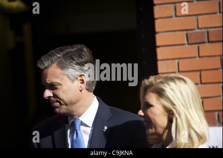 14. Januar 2012 - Charleston, SC, USA - republikanische Präsidentschaftskandidat JON HUNTSMAN fährt am College of Charleston nach der Teilnahme an einem Forum mit anderen Kandidaten.  Die South Carolina primäre findet am 21. Januar. (Credit-Bild: © Mark Makela/ZUMAPRESS.com) Stockfoto