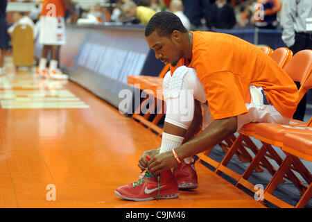 14. Januar 2012 - dauert Syracuse, New York, USA - Syracuse Orange vorwärts Kris Joseph (32) einen Moment auf die Bank, um seine Schuhe zu binden, beim Aufwärmen vor dem Spiel für die Providence Brüder an den Carrier Dome in Syracuse, New York. (Kredit-Bild: © Michael Johnson/Southcreek/ZUMAPRESS.com) Stockfoto