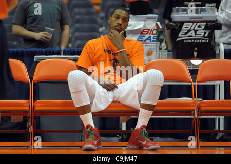 14. Januar 2012 - nimmt Syracuse, New York, USA - Syracuse Orange vorwärts Kris Joseph (32) eine Auszeit beim Aufwärmen für das Haus vor dem Spiel gegen die Vorsehung Brüder im Carrier Dome in Syracuse, NY. (Kredit-Bild: © Michael Johnson/Southcreek/ZUMAPRESS.com) Stockfoto