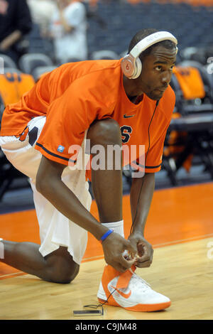 14. Januar 2012 - Syracuse, New York, USA - Syracuse Orange Center Baye Moussa Keita (12) strafft seine Schnürsenkel beim Musikhören beim Aufwärmen vor dem Spiel für die Providence Brüder im Carrier Dome in Syracuse, NY. (Kredit-Bild: © Michael Johnson/Southcreek/ZUMAPRESS.com) Stockfoto