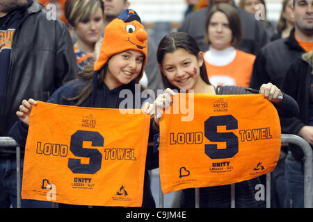 14. Januar 2012 - Syracuse, New York, USA - zwei Syrakus Fans halten spezielle Handtücher für das Orange Heimspiel gegen Providence Friars im Carrier Dome in Syracuse, NY ausgehändigt. (Kredit-Bild: © Michael Johnson/Southcreek/ZUMAPRESS.com) Stockfoto