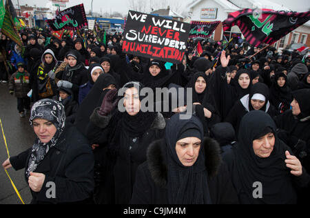 Dearborn, Michigan - Shia Moslems marschierten durch die Straßen von Dearborn, Arba'een, Erinnerung an einen Urlaub markieren das Martyrium von Mohammeds Enkel, Hussein ibn Ali, in der Schlacht von Karbala in 680 CE. Stockfoto