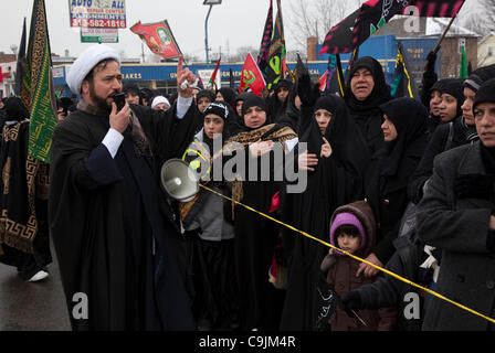 Dearborn, Michigan - Shia Moslems marschierten durch die Straßen von Dearborn, Arba'een, Erinnerung an einen Urlaub markieren das Martyrium von Mohammeds Enkel, Hussein ibn Ali, in der Schlacht von Karbala in 680 CE. Stockfoto