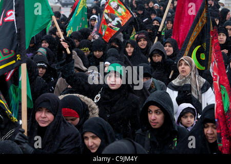 Dearborn, Michigan - Shia Moslems marschierten durch die Straßen von Dearborn, Arba'een, Erinnerung an einen Urlaub markieren das Martyrium von Mohammeds Enkel, Hussein ibn Ali, in der Schlacht von Karbala in 680 CE. Stockfoto