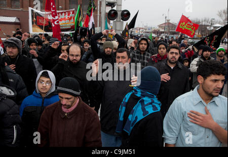 Dearborn, Michigan - Shia Moslems marschierten durch die Straßen von Dearborn, Arba'een, Erinnerung an einen Urlaub markieren das Martyrium von Mohammeds Enkel, Hussein ibn Ali, in der Schlacht von Karbala in 680 CE. Stockfoto