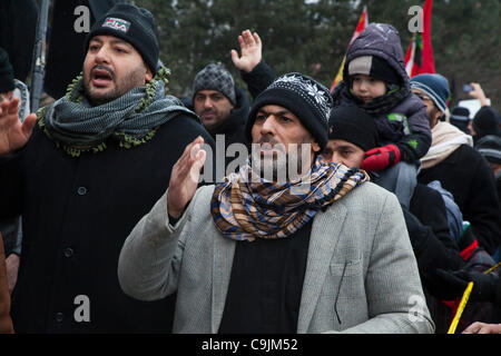 Dearborn, Michigan - Shia Moslems marschierten durch die Straßen von Dearborn, Arba'een, Erinnerung an einen Urlaub markieren das Martyrium von Mohammeds Enkel, Hussein ibn Ali, in der Schlacht von Karbala in 680 CE. Stockfoto