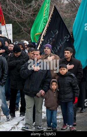 Dearborn, Michigan - Shia Moslems marschierten durch die Straßen von Dearborn, Arba'een, Erinnerung an einen Urlaub markieren das Martyrium von Mohammeds Enkel, Hussein ibn Ali, in der Schlacht von Karbala in 680 CE. Stockfoto