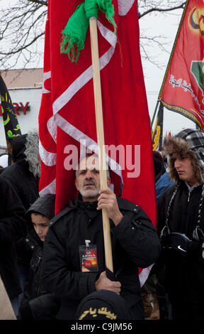 Dearborn, Michigan - Shia Moslems marschierten durch die Straßen von Dearborn, Arba'een, Erinnerung an einen Urlaub markieren das Martyrium von Mohammeds Enkel, Hussein ibn Ali, in der Schlacht von Karbala in 680 CE. Stockfoto