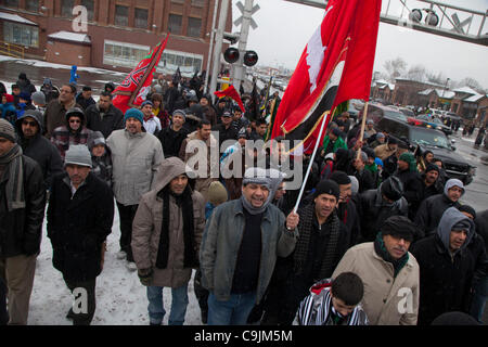 Dearborn, Michigan - Shia Moslems marschierten durch die Straßen von Dearborn, Arba'een, Erinnerung an einen Urlaub markieren das Martyrium von Mohammeds Enkel, Hussein ibn Ali, in der Schlacht von Karbala in 680 CE. Stockfoto