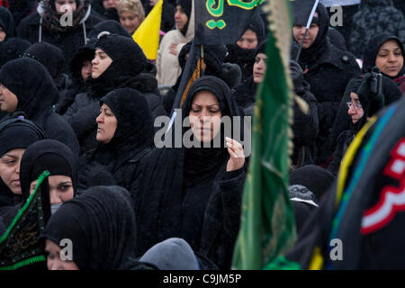 Dearborn, Michigan - Shia Moslems marschierten durch die Straßen von Dearborn, Arba'een, Erinnerung an einen Urlaub markieren das Martyrium von Mohammeds Enkel, Hussein ibn Ali, in der Schlacht von Karbala in 680 CE. Stockfoto