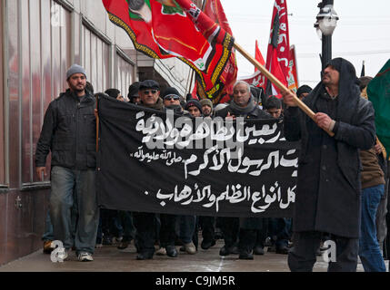 Dearborn, Michigan - Shia Moslems marschierten durch die Straßen von Dearborn, Arba'een, Erinnerung an einen Urlaub markieren das Martyrium von Mohammeds Enkel, Hussein ibn Ali, in der Schlacht von Karbala in 680 CE. Stockfoto