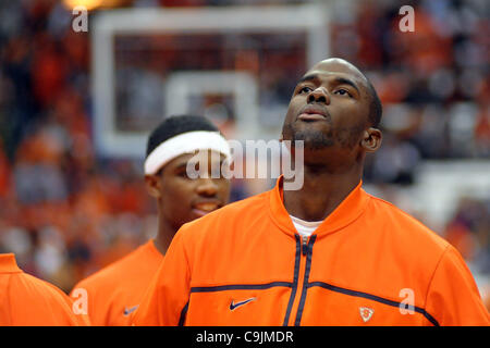 14. Januar 2012 - Syracuse, New York, USA - Syracuse Orange Center sieht Baye Moussa Keita (12) in den Himmel während des Gehens an der Werkbank für den Start des Spiels gegen die Vorsehung Brüder im Carrier Dome in Syracuse, NY.  Die bestplatzierten Syracuse Orange führen Providence Friars 38-21 an die hal Stockfoto