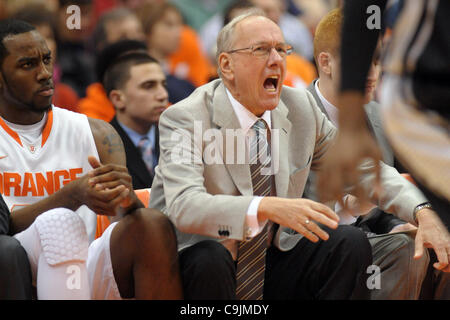 14. Januar 2012 - reagiert Syracuse, New York, USA - Syracuse Orange Cheftrainer Jim Boeheim auf den Aufruf gegen seine Mannschaft, die zu Gunsten der Providence Friars Carrier Dome in Syracuse, New York ging.  Die bestplatzierten Syracuse Orange lead Providence Friars 38-21 bei der Hälfte. (Kredit-Bild: © Michael Stockfoto