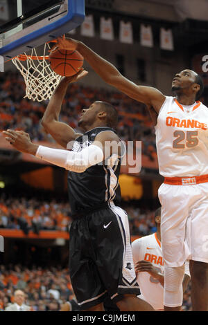 14. Januar 2012 - Syracuse, New York, USA - Providence Friars vorwärts Kadeem Batts (10) hat den Ball von hinten von Syracuse Orange vorwärts Rakeem Christmas (25) in der ersten Hälfte im Carrier Dome in Syracuse, NY blockiert.  Die bestplatzierten Syracuse Orange lead Providence Friars 38-21 bei der Hälfte. Stockfoto