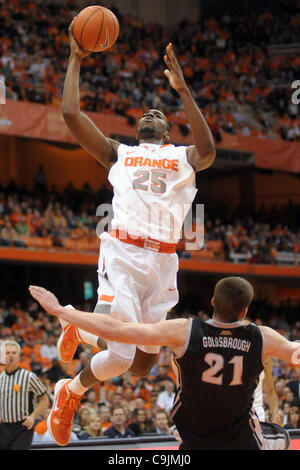 14. Januar 2012 - versucht Syracuse, New York, USA - Syracuse Orange vorwärts Rakeem Christmas (25) gleitet an der Felge als Providence Friars vorwärts Lee Goldsbrough (21) das Foul in der zweiten Hälfte im Carrier Dome in Syracuse, NY abholen.  Die bestplatzierten Syracuse Orange besiegt Providence Friars 78- Stockfoto
