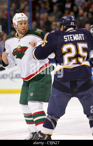 14. Januar 2012 - Saint Louis, Missouri, USA - Minnesota Wild Verteidiger Clayton Stone (4) & St. Louis Blues rechten Flügel Chris Stewart (25) kämpft während eines NHL-Spiels zwischen den Minnesota Wild und den St. Louis Blues im Scottrade Center in Saint Louis, Missouri.  Blues gewinnt im Elfmeterschießen 3: 2 (Credit ich Stockfoto