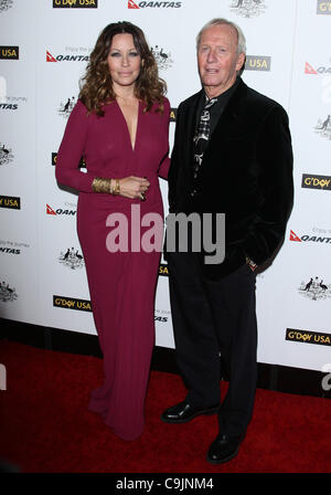 LINDA KOZLOWSKI & PAUL HOGAN g ' Day USA Australien Woche 2012 BLACK TIE GALA HOLLYWOOD LOS ANGELES Kalifornien USA 14 Januar 201 Stockfoto