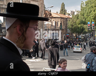 Hunderte von ultraorthodoxen Haredim Aufruhr im Stadtteil Mea Shearim in der Nähe von Kikar Hashabbat protestieren Verhaftung von sechs Gemeindemitglieder Vormittag für angebliche Steuervergehen Millionen Wert. Jerusalem, Israel. 15. Januar 2012. Stockfoto