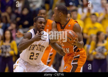 14. Januar 2012 - bewachen Kent, Ohio, USA - Kent State nach vorne Patrick Jackson (23) gegen Bowling Green verteidigt Dee Brown (22) in der ersten Hälfte.  Die Kent State Golden Blitze besiegte das Bowling Green Falcons 92-87 in das Spiel gespielt am MAC Center in Kent, Ohio. (Kredit-Bild: © Frank Jansk Stockfoto