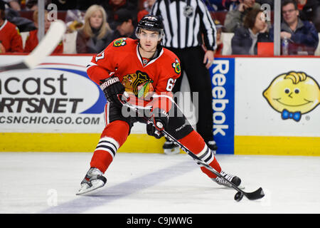 15. Januar 2012 - Flügel Chicago, Illinois, USA - Chicago rechten Michael Frolik (67) Schlittschuhe mit dem Puck während des NHL-Spiels zwischen den Chicago Blackhawks und die San Jose Sharks im United Center in Chicago, IL. Die Blackhawks besiegt die Haie 4: 3. (Kredit-Bild: © John Rowland/Southcreek/ZUMAPR Stockfoto