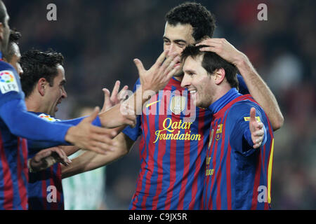 15.01.2012. Barcelona, Spanien.  Barcelonas Lionel Messi feiert ein Tor mit Teamkollegen Sergio Busquets und Xavi Hernandez während des Spiel FC Barcelona gegen Real Madrid im Camp Nou Stadiun, Barcelona, Spanien. Stockfoto